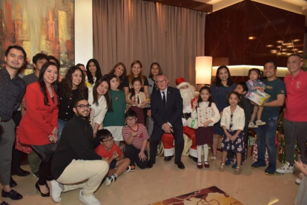 فندق بارك ريجيس كريس كين دبي يضيئ روح عيد الميلاد مع أطفال برنامج ABLE UK وعروض موسم الأعياد