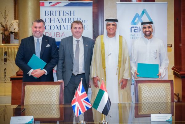 الشيخ سعود بن صقر القاسمي يشهد توقيع مذكرة تفاهم بين راكز وغرفة التجارة البريطانية في دبي بهدف تمهيد الطريق أمام الاستثمارات القادمة من المملكة المتحدة إلى رأس الخيمة